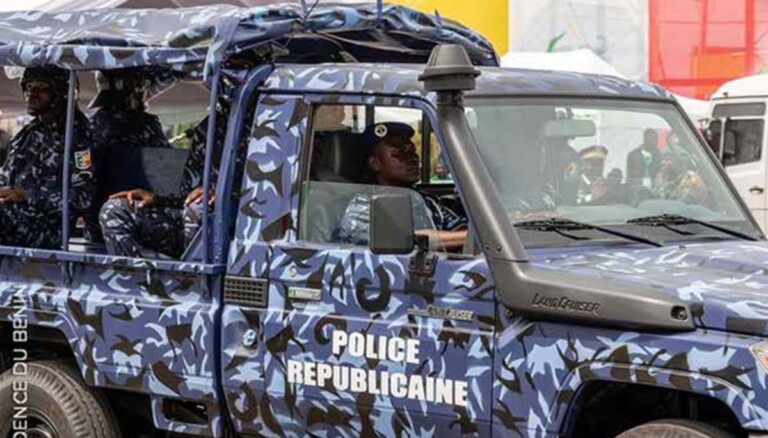 Un vÃ©hicule de la police rÃ©publicaine