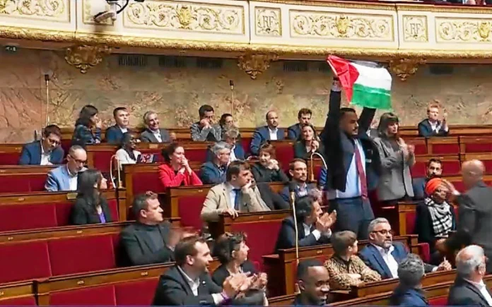 France: Le dÃ©putÃ© LFI SÃ©bastien Delogu brandissant le drapeau palestinien. (Capture dâ€™Ã©cran AssemblÃ©e nationale de la France)