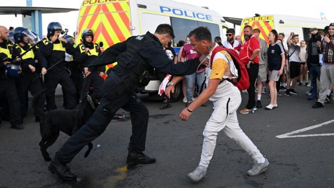 Des heurts avec la police lors d'une manifestation du mouvement «Enough is Enough» Ã  Weymouth, dans le sud-ouest de l'Angleterre, le 4 aoÃ»t 2024 (Image d'illustration). AFP - JUSTIN TALLIS