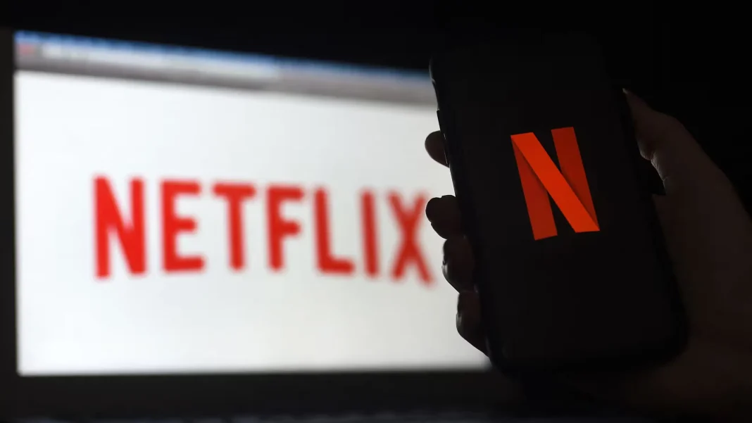 Un ordinateur et un smartphone connectÃ©s sur la plateforme Netflix, en mars 2020. (OLIVIER DOULIERY _ AFP)